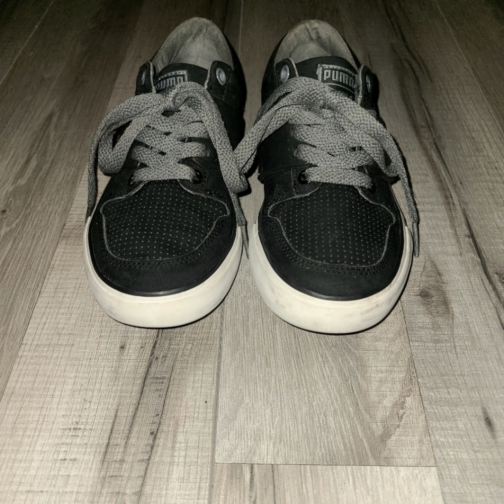 Puma, Boys Size 1, Black Sneakers w/ Grey Shoestrings